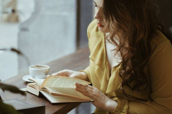девушка с книгой
