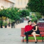 Влюбленные встретились на лавочке
