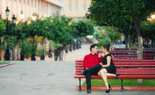 Влюбленные встретились на лавочке